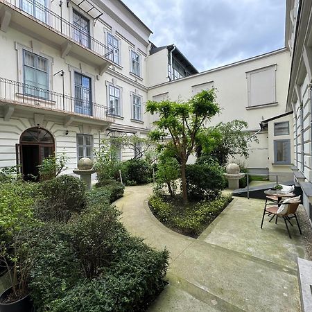 Appartement Hidden Gem With Terrace On The Andrassy Fashion Road à Budapest Extérieur photo