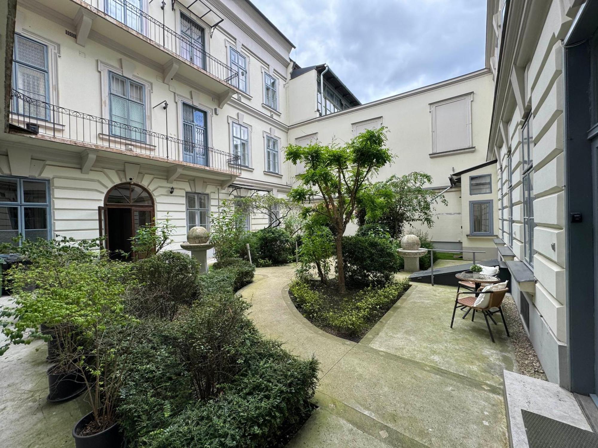 Appartement Hidden Gem With Terrace On The Andrassy Fashion Road à Budapest Extérieur photo